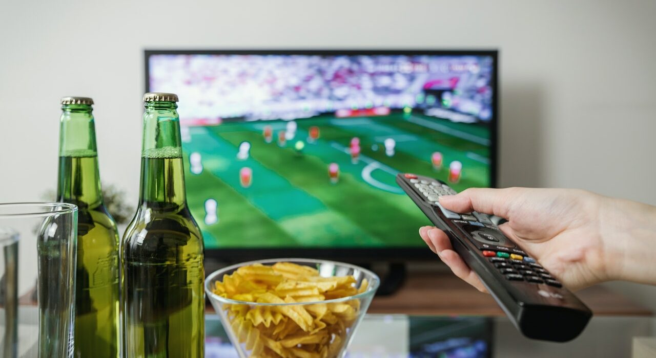 How to Avoid Arguments When Watching Sports with Your Family